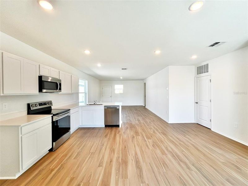 Spacious, unfurnished interior of a new home in Broadleaf, Parrish (Image 6). Spacious, unfurnished interior of a new home in Broadleaf, Parrish (Image 6).