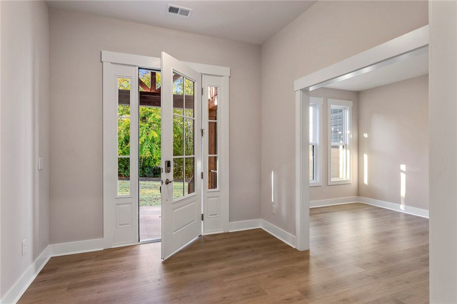 Spacious, unfurnished interior of a new home in Cross Creek Plantation, Seneca (Image 16).