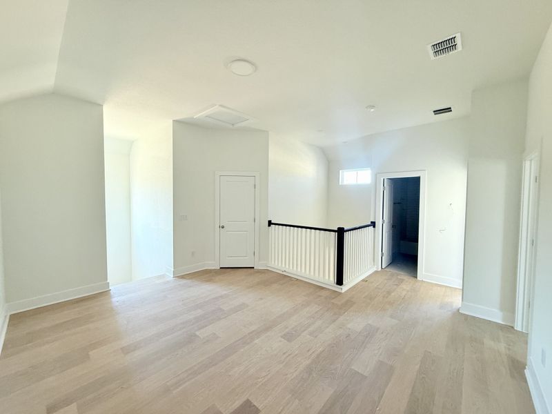 Spacious, unfurnished interior of a new home in Persimmon, Buda (Image 7).
