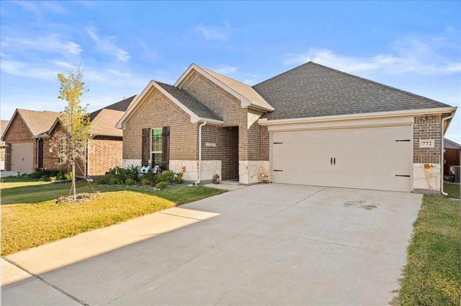 View of front facade with a garage and a front yard