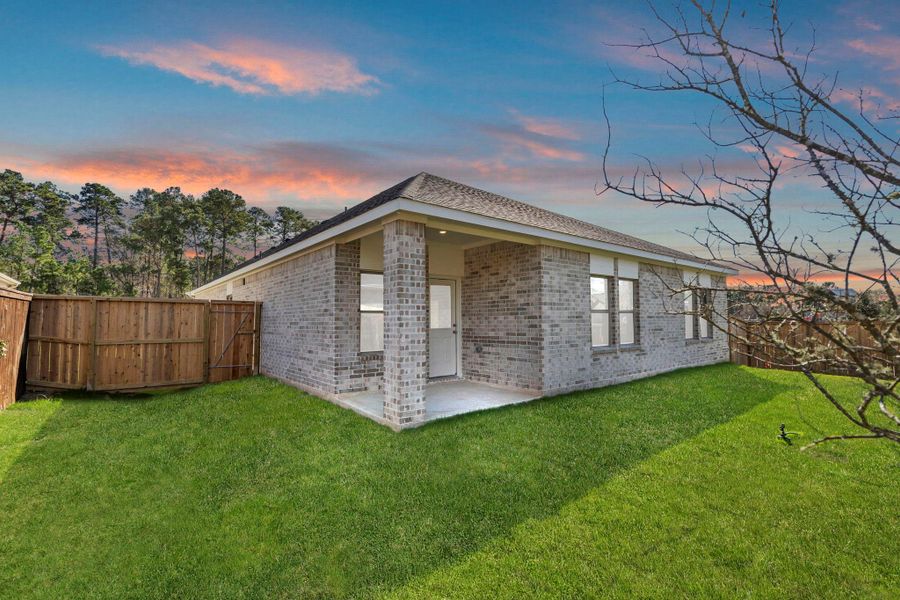 Exterior details and patio area of a home in Westridge Cove, Conroe (Image 22).