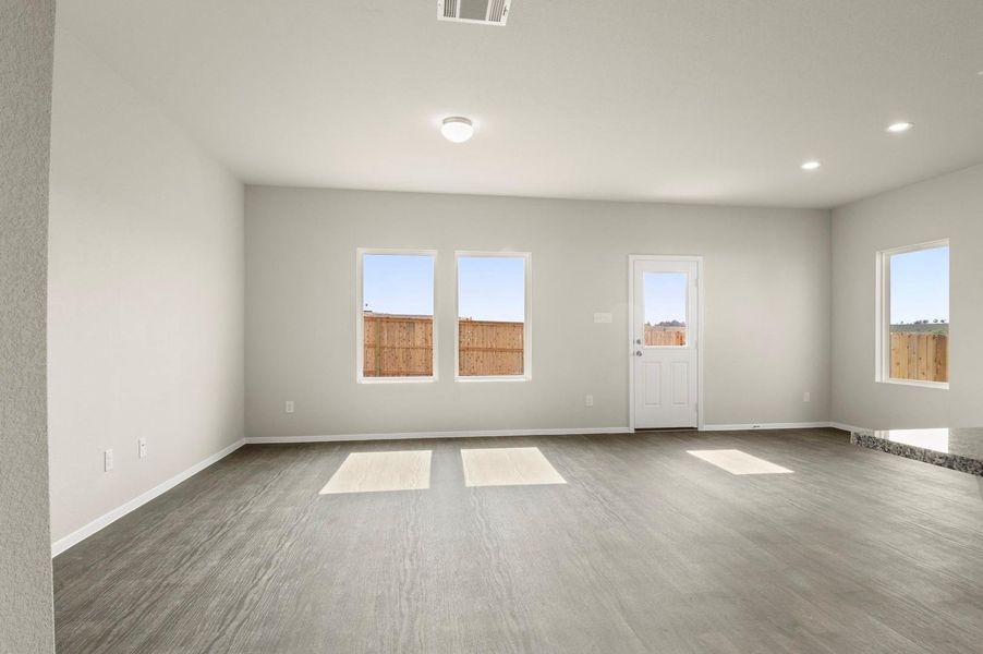 Spacious, unfurnished interior of a new home in Cloverleaf, Austin (Image 25).