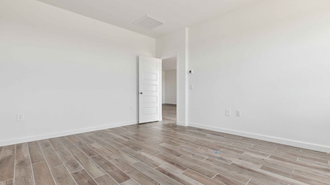 Spacious, unfurnished interior of a new home in Entrada Del Oro, Gold Canyon (Image 22).