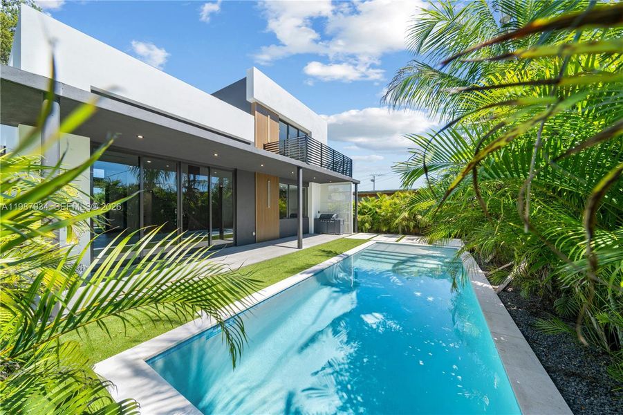 Exterior details and patio area of a home in , Miami (Image 31).