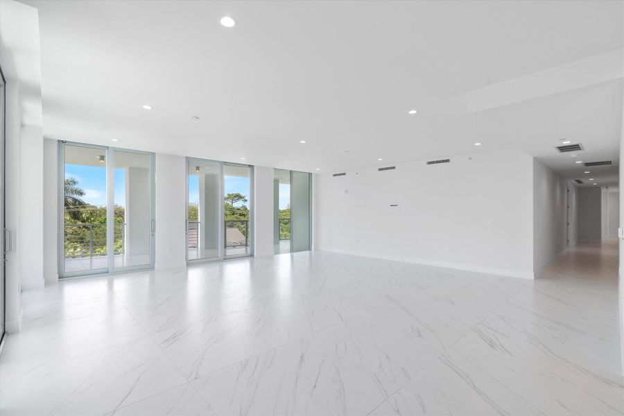Spacious, unfurnished interior of a new home in Royal Palm Residences, Boca Raton (Image 40).