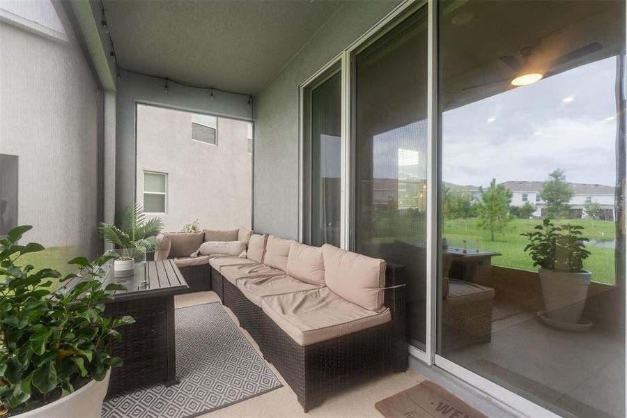 Exterior details and patio area of a home in , Apollo Beach (Image 1).