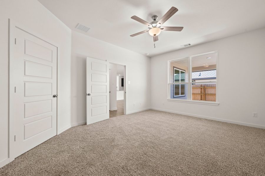 Spacious, unfurnished interior of a new home in Eagles Landing, Waco (Image 6).