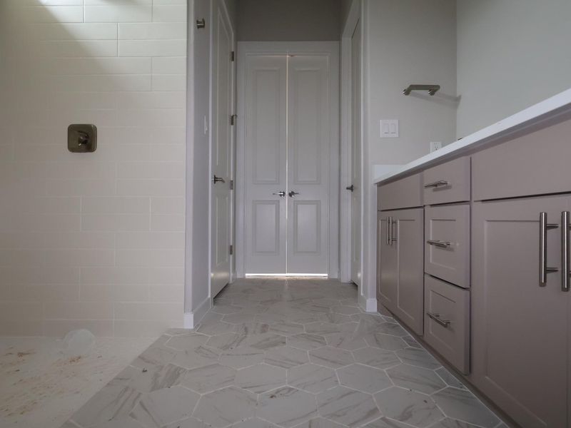 Spacious, unfurnished interior of a new home in Heritage, Dripping Springs (Image 4).