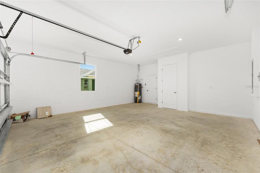 Spacious, unfurnished interior of a new home in , Ocala (Image 12).