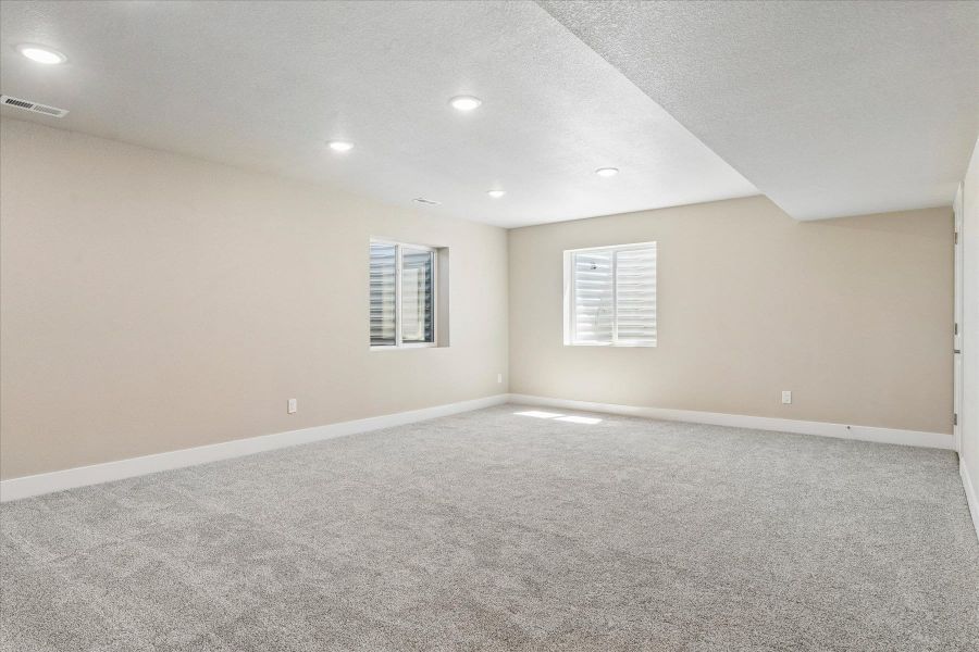 Spacious, unfurnished interior of a new home in The Glen-12, Colorado Springs (Image 11).