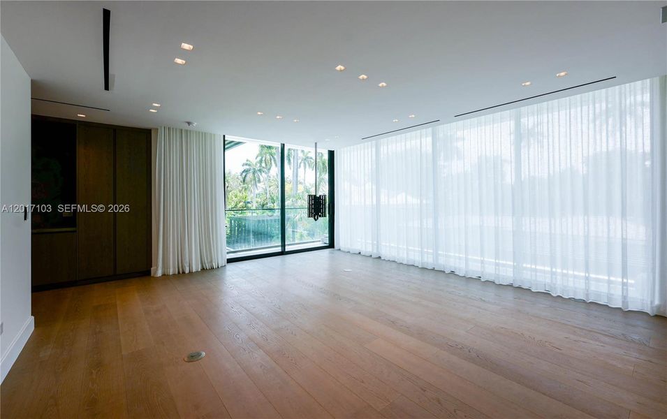 Spacious, unfurnished interior of a new home in , Miami Beach (Image 7).