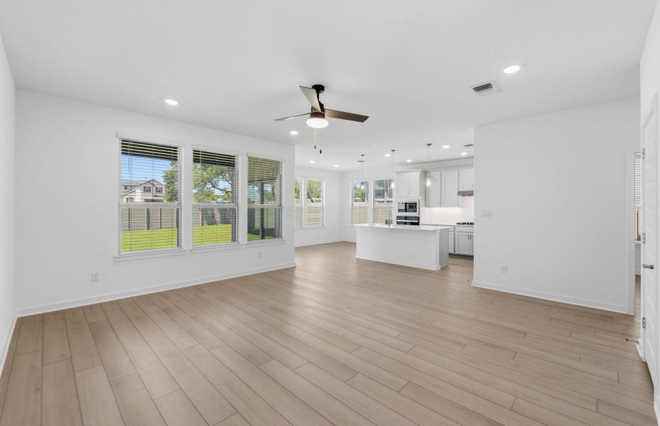 Spacious, unfurnished interior of a new home in Wolf Ranch, Georgetown (Image 33).