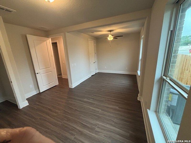 Spacious, unfurnished interior of a new home in Cibolo Crossing, Universal City (Image 10).