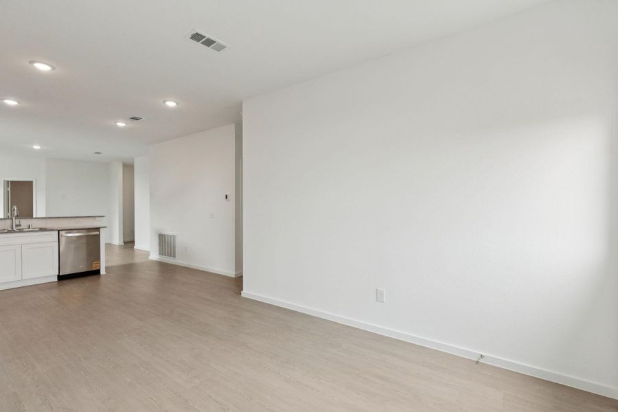 Spacious, unfurnished interior of a new home in River Ranch, Dayton (Image 17).