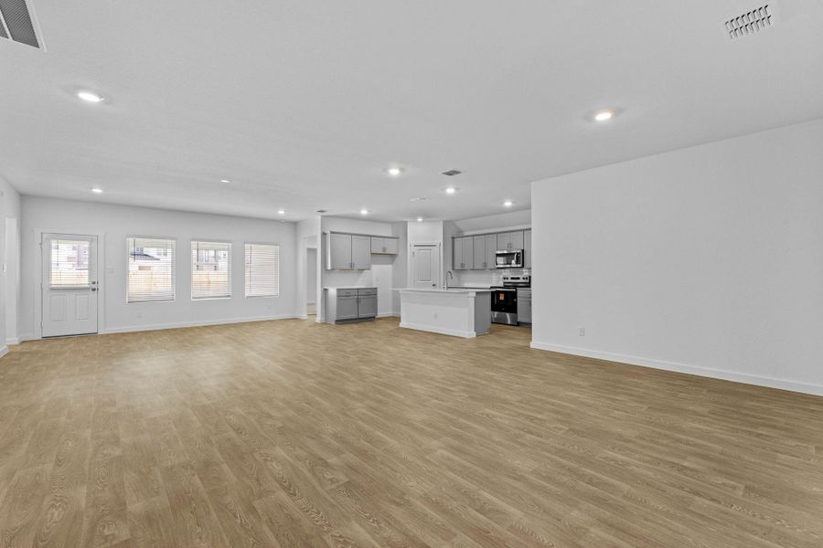 Spacious, unfurnished interior of a new home in Sonoma Oaks, Fredericksburg (Image 25).