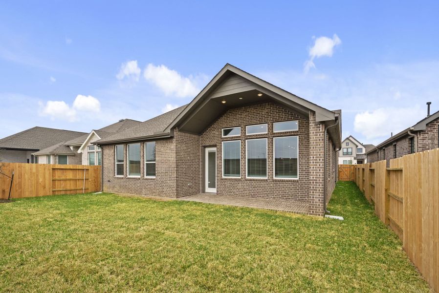 Exterior details and patio area of a home in Wood Leaf Reserve, Tomball (Image 3).