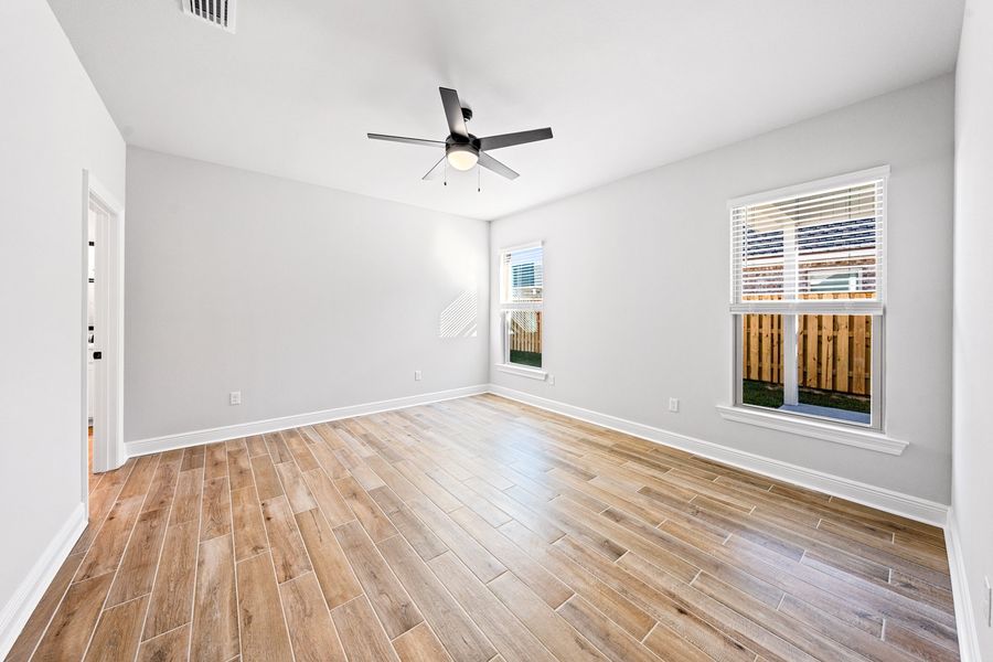 Spacious, unfurnished interior of a new home in The Bluffs at Lafayette, Freeport (Image 13).