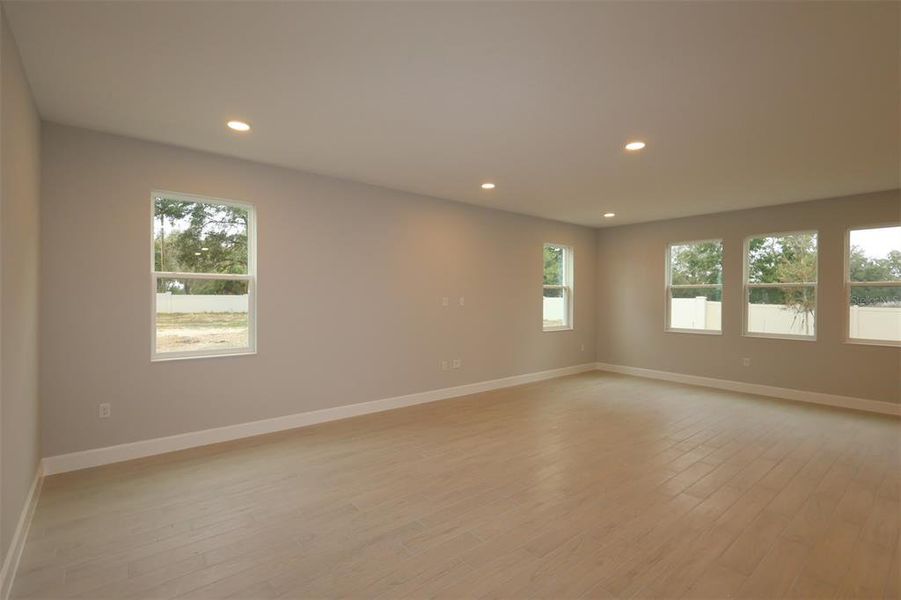 Spacious, unfurnished interior of a new home in Willow Run, Apopka (Image 27).