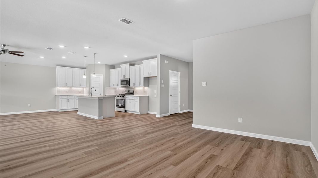 Spacious, unfurnished interior of a new home in Sandstone Estates, Granbury (Image 13).