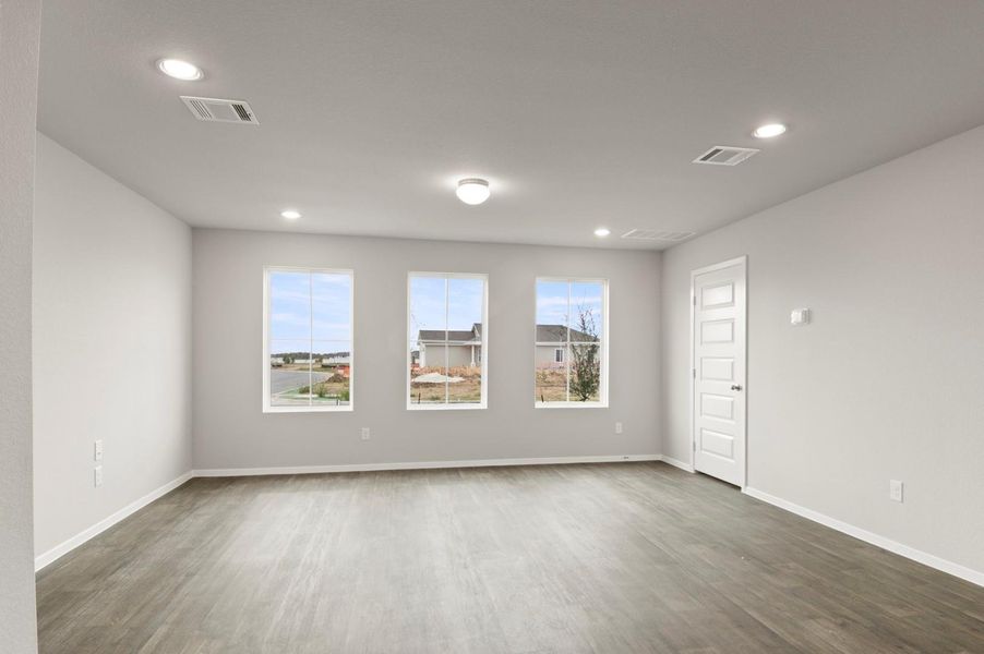 Spacious, unfurnished interior of a new home in Harvest Ridge, Elgin (Image 14).