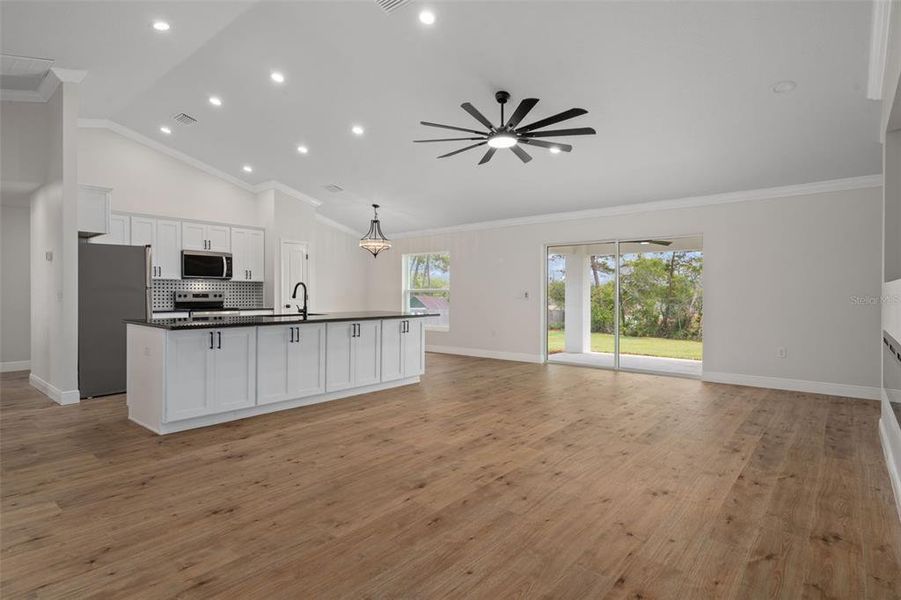 Spacious, unfurnished interior of a new home in , Weeki Wachee (Image 34).