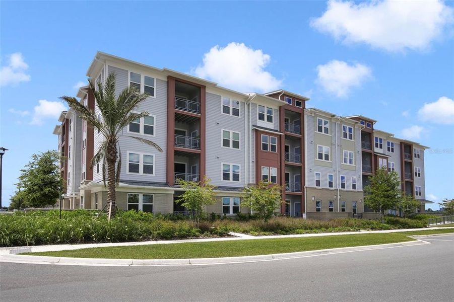 Condo located in Orlando, FL showcasing its design and architecture (Image 3).
