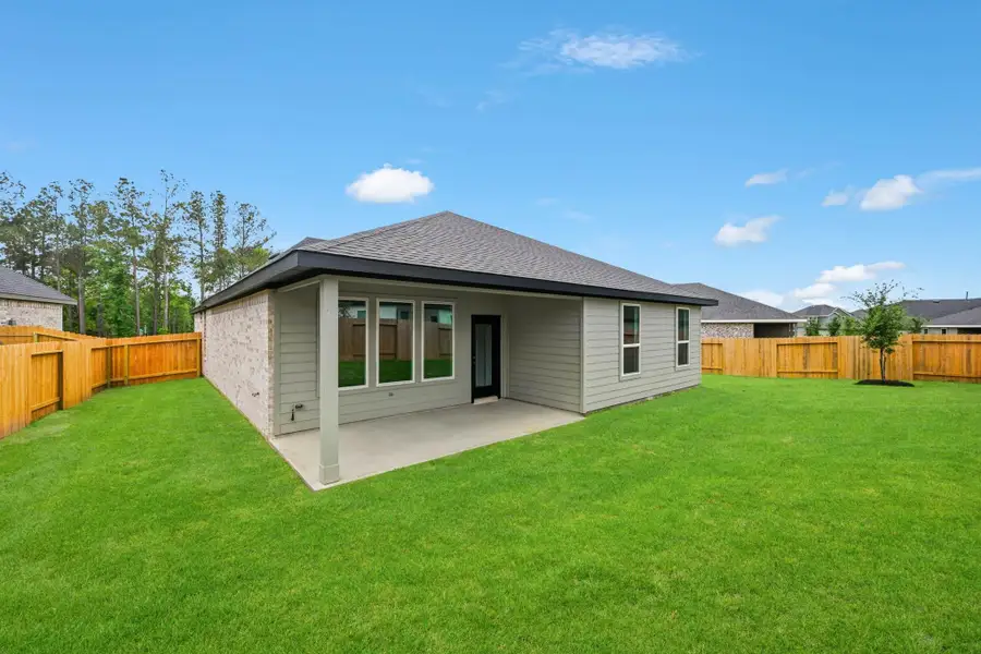 Exterior details and patio area of a home in Silverthorne, Conroe (Image 18).