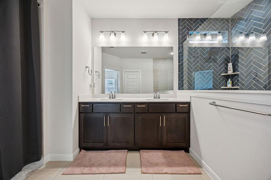 Furnished interior view inside a new home in , Euless (Image 10).