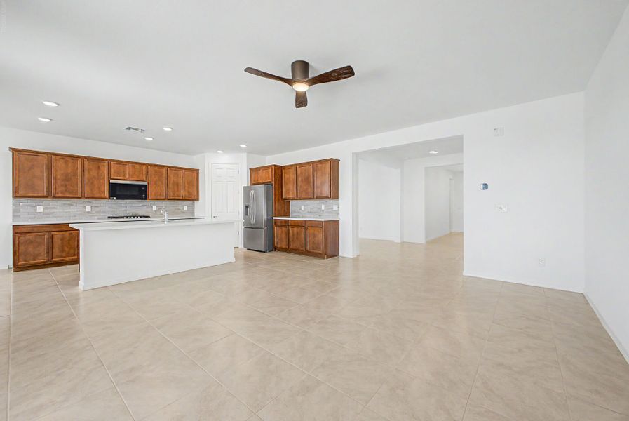 Spacious, unfurnished interior of a new home in Bella Vista Farms, San Tan Valley (Image 5).