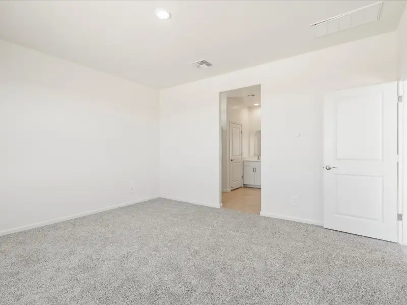 Spacious, unfurnished interior of a new home in Las Patrias at Star Valley Phase III - Signature Series, Tucson (Image 11).