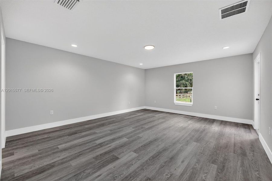 Spacious, unfurnished interior of a new home in , Dunnellon (Image 27).