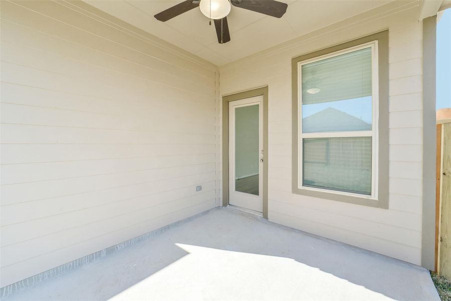 Exterior details and patio area of a home in Anderson Lakes, Houston (Image 25).