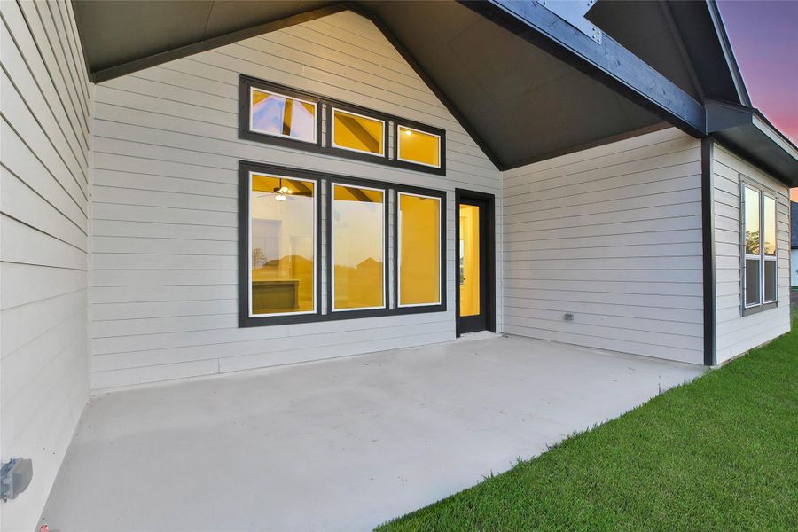 Exterior details and patio area of a home in Magnolia Bend, Rosharon (Image 3).