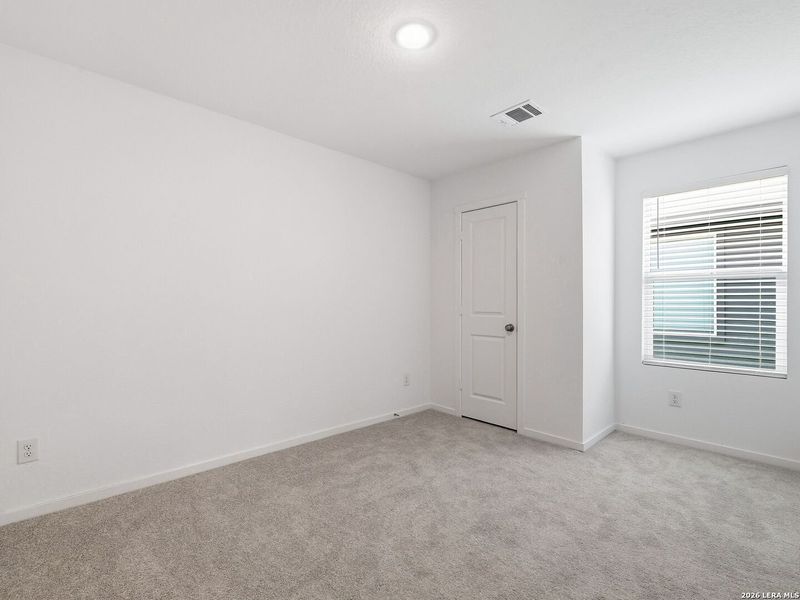 Spacious, unfurnished interior of a new home in Sapphire Grove, San Antonio (Image 19).