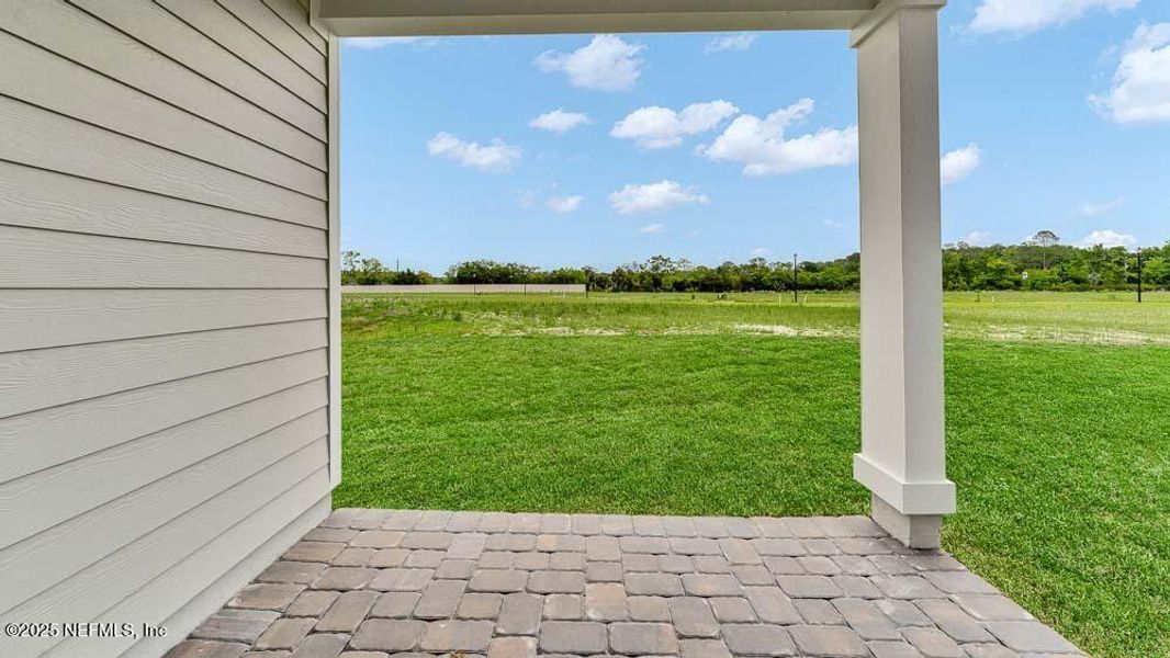 Exterior details and patio area of a home in Coopers Meadow, Jacksonville (Image 4).