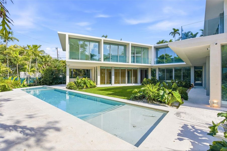 Exterior details and patio area of a home in , Miami (Image 16).