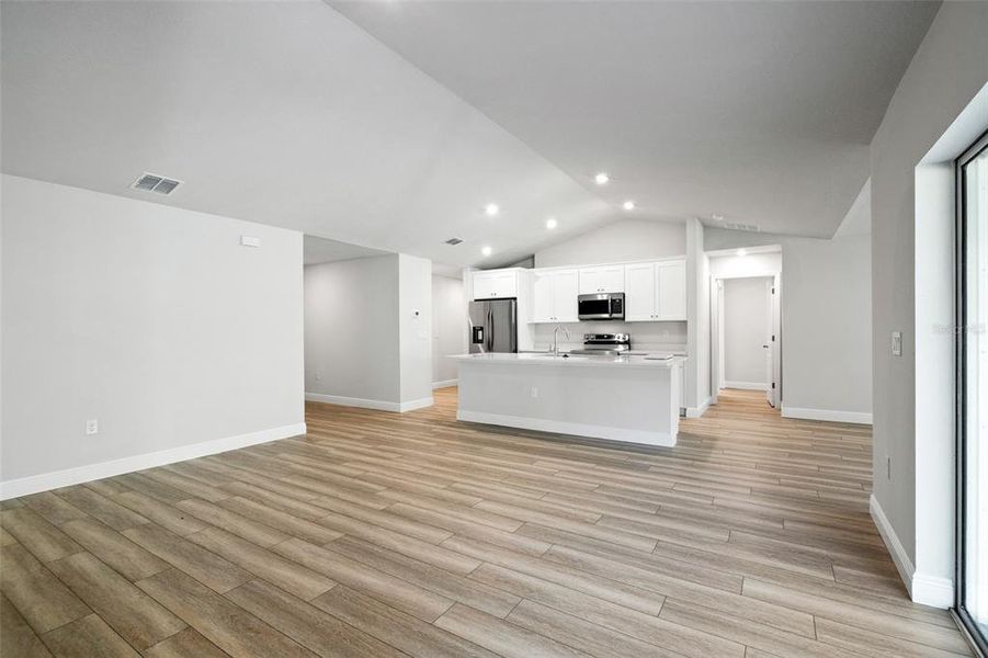 Spacious, unfurnished interior of a new home in , Ocala (Image 27).