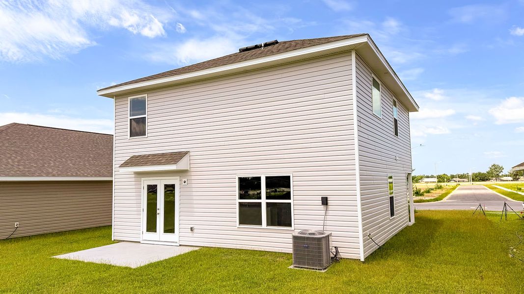 Exterior details and patio area of a home in Park Place, Panama City (Image 3).
