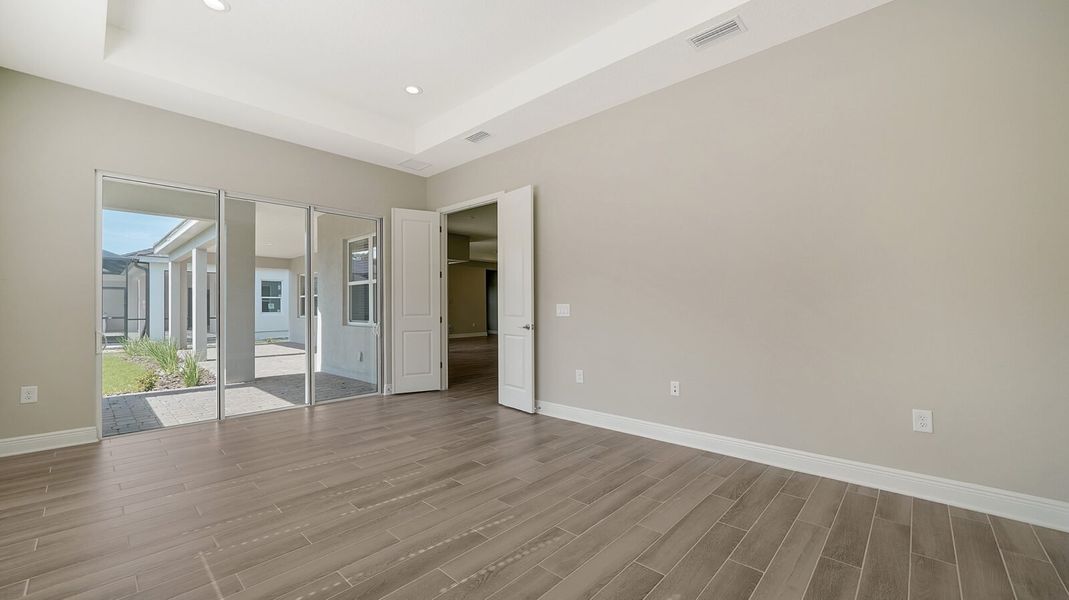 Spacious, unfurnished interior of a new home in Grand Palm, Venice (Image 33).