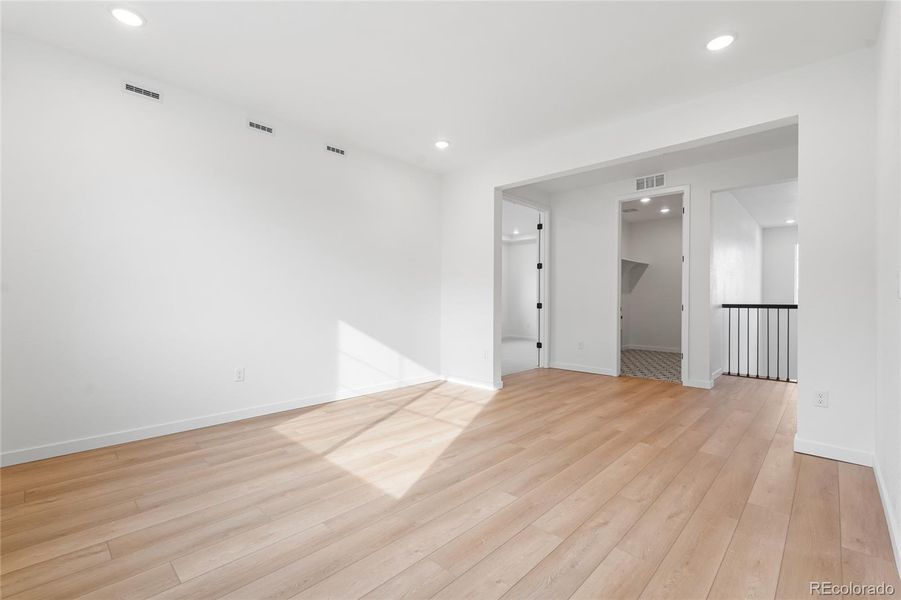 Spacious, unfurnished interior of a new home in Sterling Ranch, Littleton (Image 17).