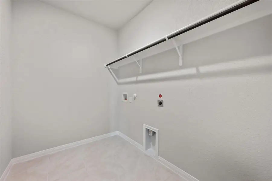 Spacious, unfurnished interior of a new home in Willow Springs, Buda (Image 6).