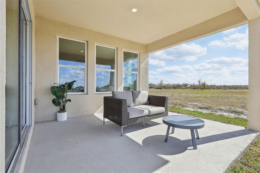 Exterior details and patio area of a home in Hawthorne Ranch, Lakeland (Image 3).