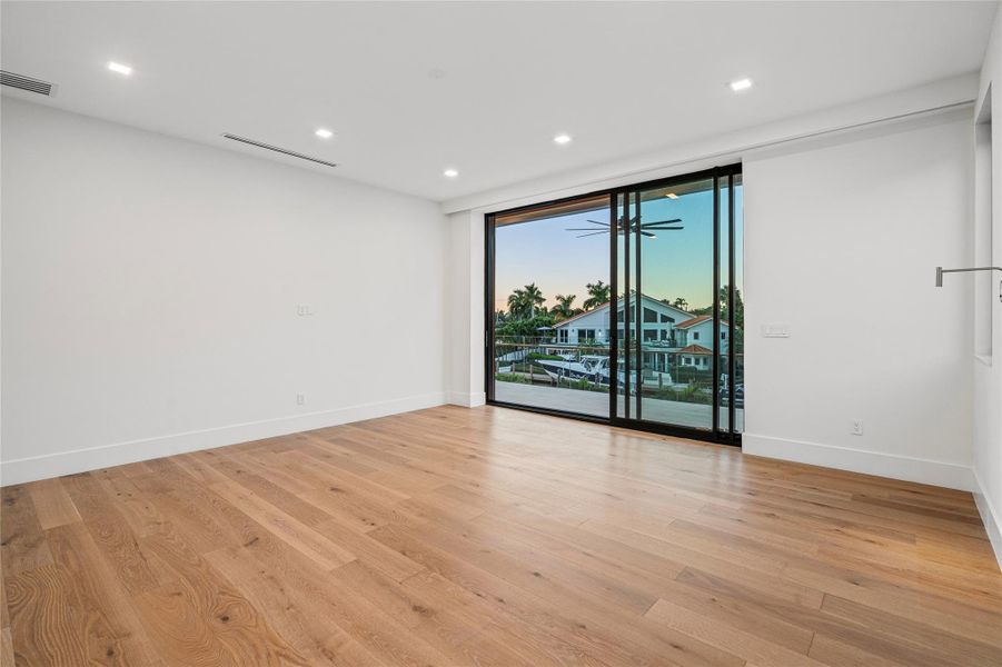 Spacious, unfurnished interior of a new home in , Pompano Beach (Image 31).