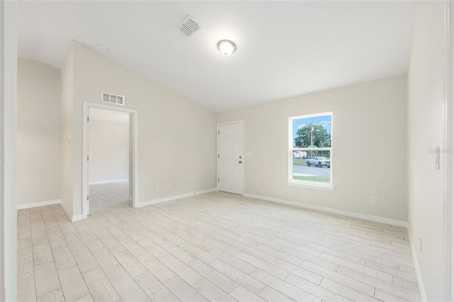 Spacious, unfurnished interior of a new home in , Ocala (Image 24).