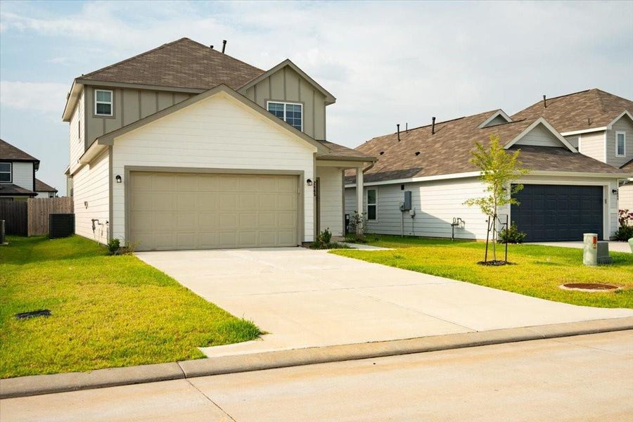 Front exterior of a new home in River's Edge, Conroe, TX, highlighting curb appeal (Image 30). Front exterior of a new home in River's Edge, Conroe, TX, highlighting curb appeal (Image 30).