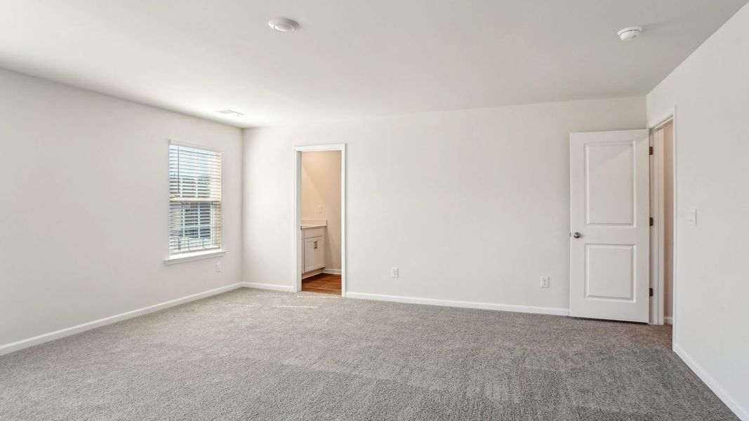 Spacious, unfurnished interior of a new home in Valleywood Farms, Waynesville (Image 17).
