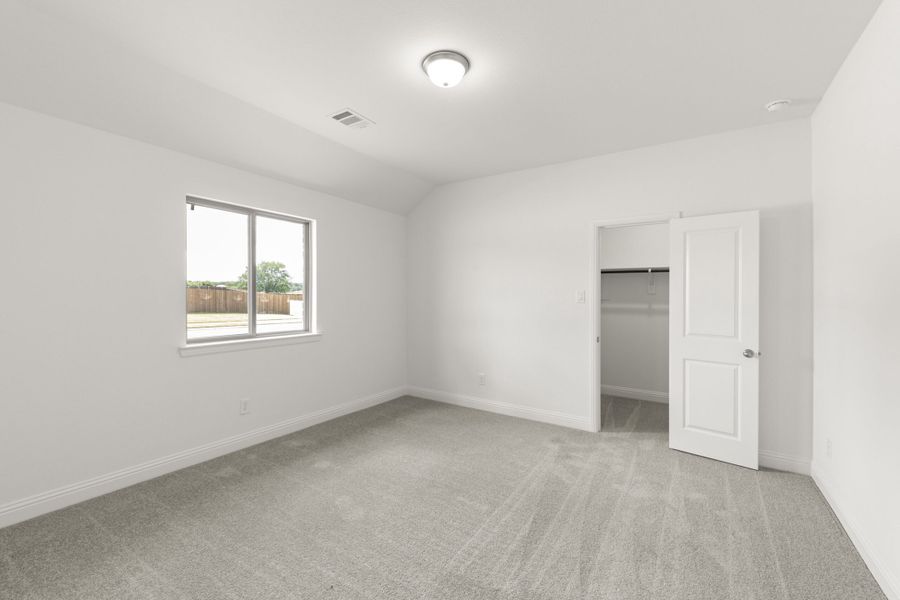 Spacious, unfurnished interior of a new home in Keeneland, Aubrey (Image 41).
