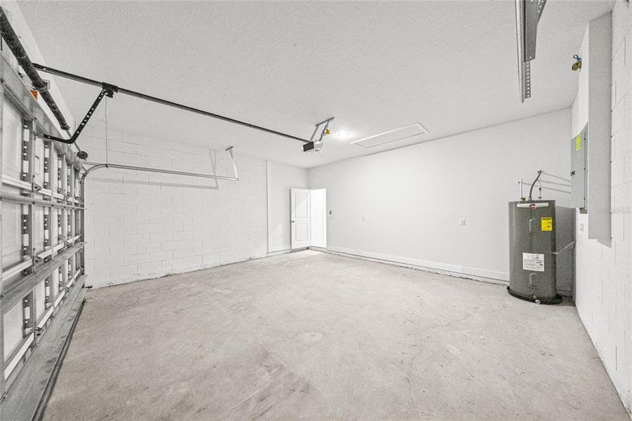 Spacious, unfurnished interior of a new home in , Ocala (Image 25).