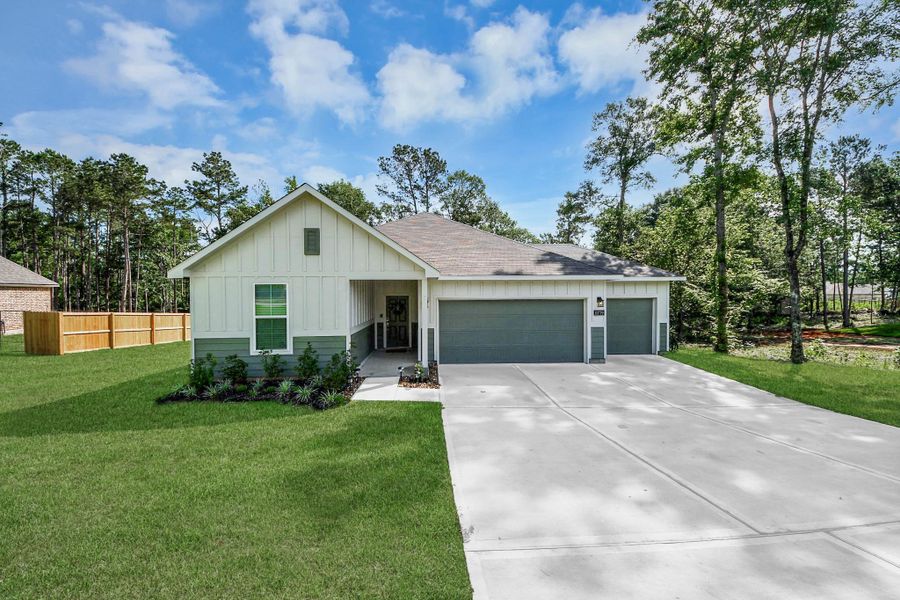 Front exterior of a new home in Oakwood Ranch, Willis, TX, highlighting curb appeal (Image 24). Front exterior of a new home in Oakwood Ranch, Willis, TX, highlighting curb appeal (Image 24).