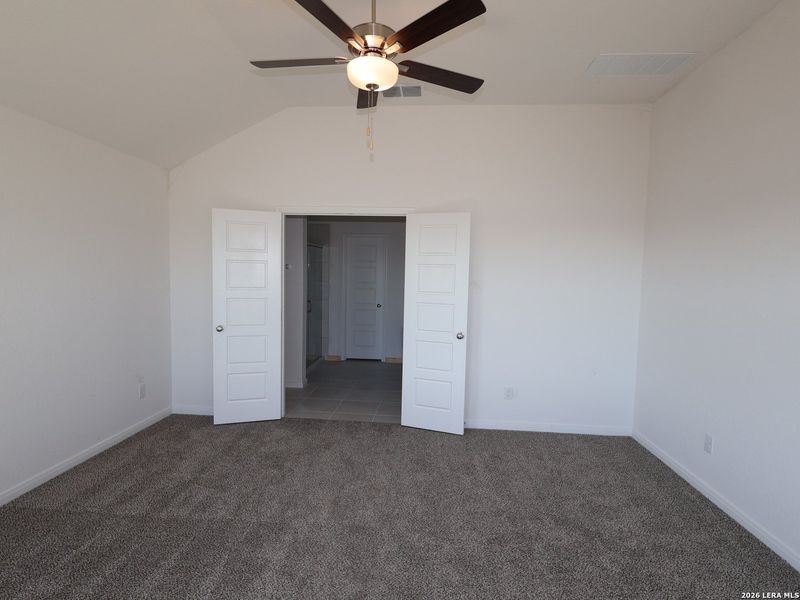 Spacious, unfurnished interior of a new home in Hunters Ranch, San Antonio (Image 35).